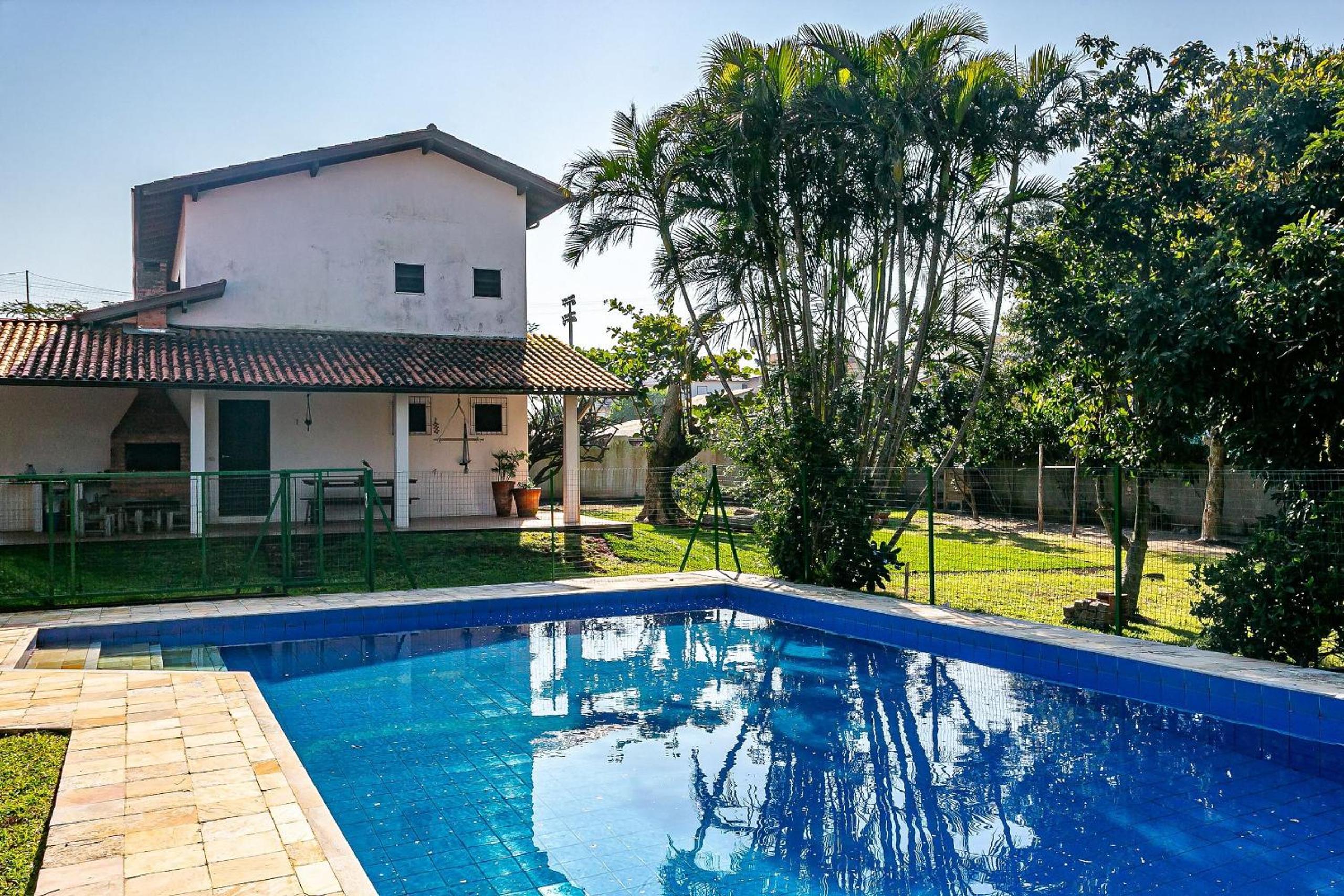 Casa ampla c/ pátio e piscina a 400m do mar SEJ052