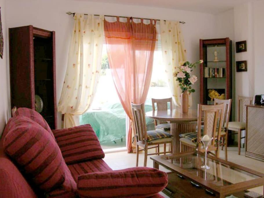 Acogedor apartamento con vistas al Mediterráneo.
