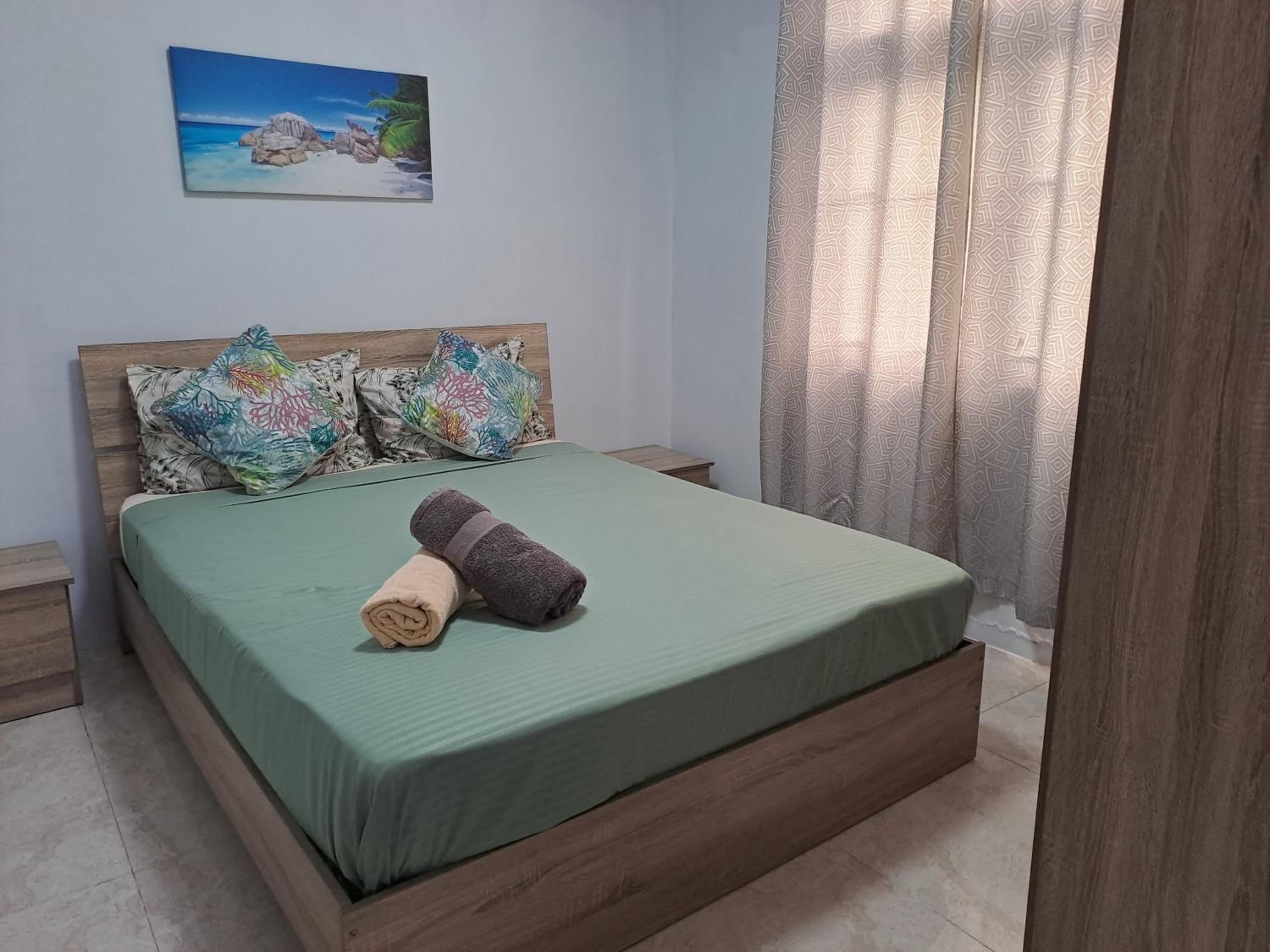 2BR Beach Apartment 3min Walk to Flic en Flac Beach with Pool Balcony AC