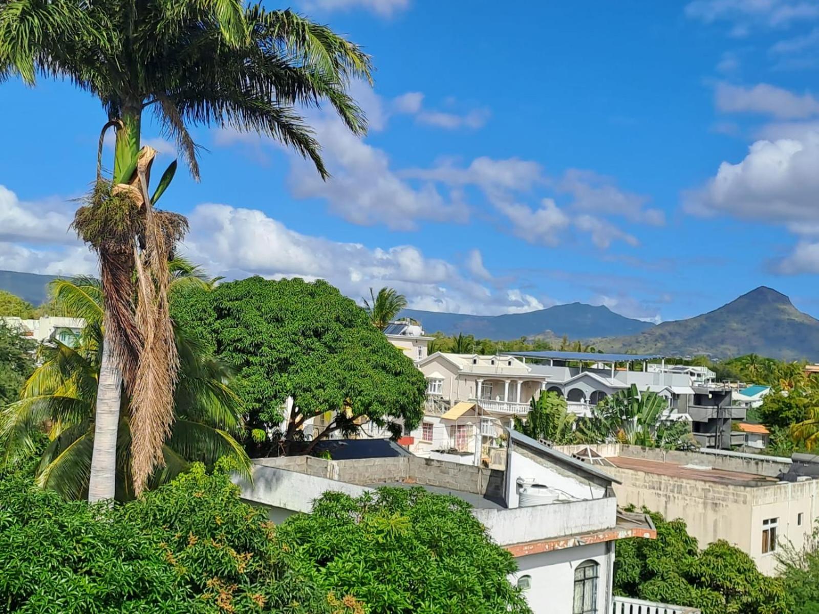 2BR Beach Apartment 3min Walk to Flic en Flac Beach with Pool Balcony AC