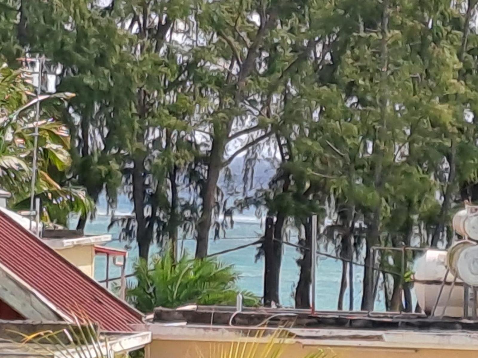 2BR Beach Apartment 3min Walk to Flic en Flac Beach with Pool Balcony AC