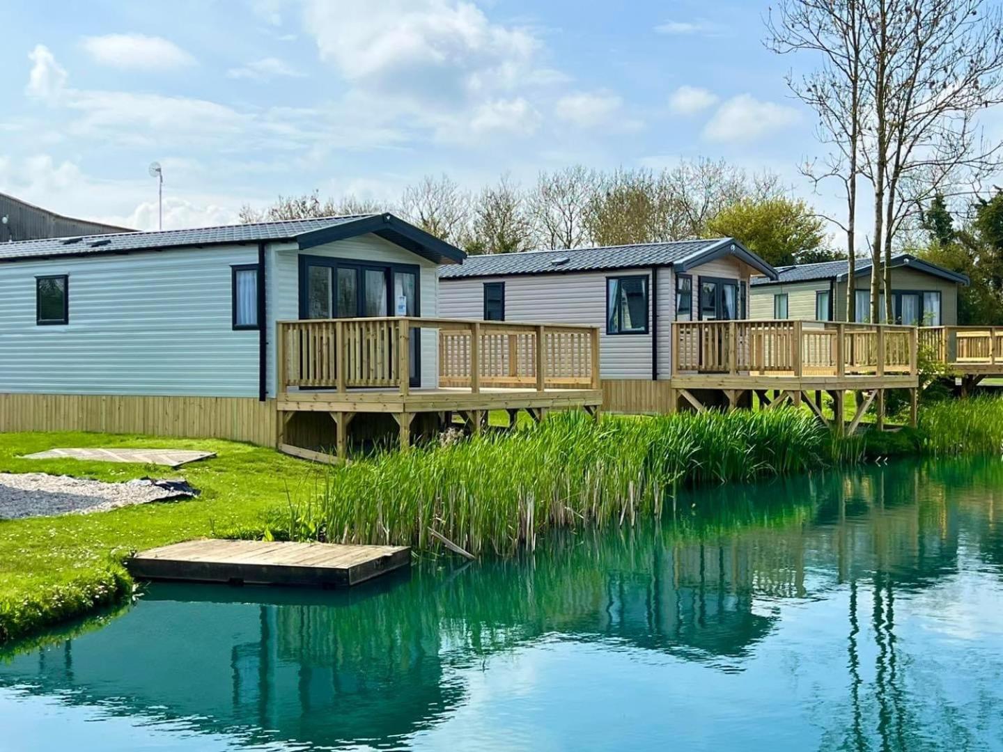 Lakefront Lodge 5 Star Country Park Fishing Lakes Near York FREE Parking view 2