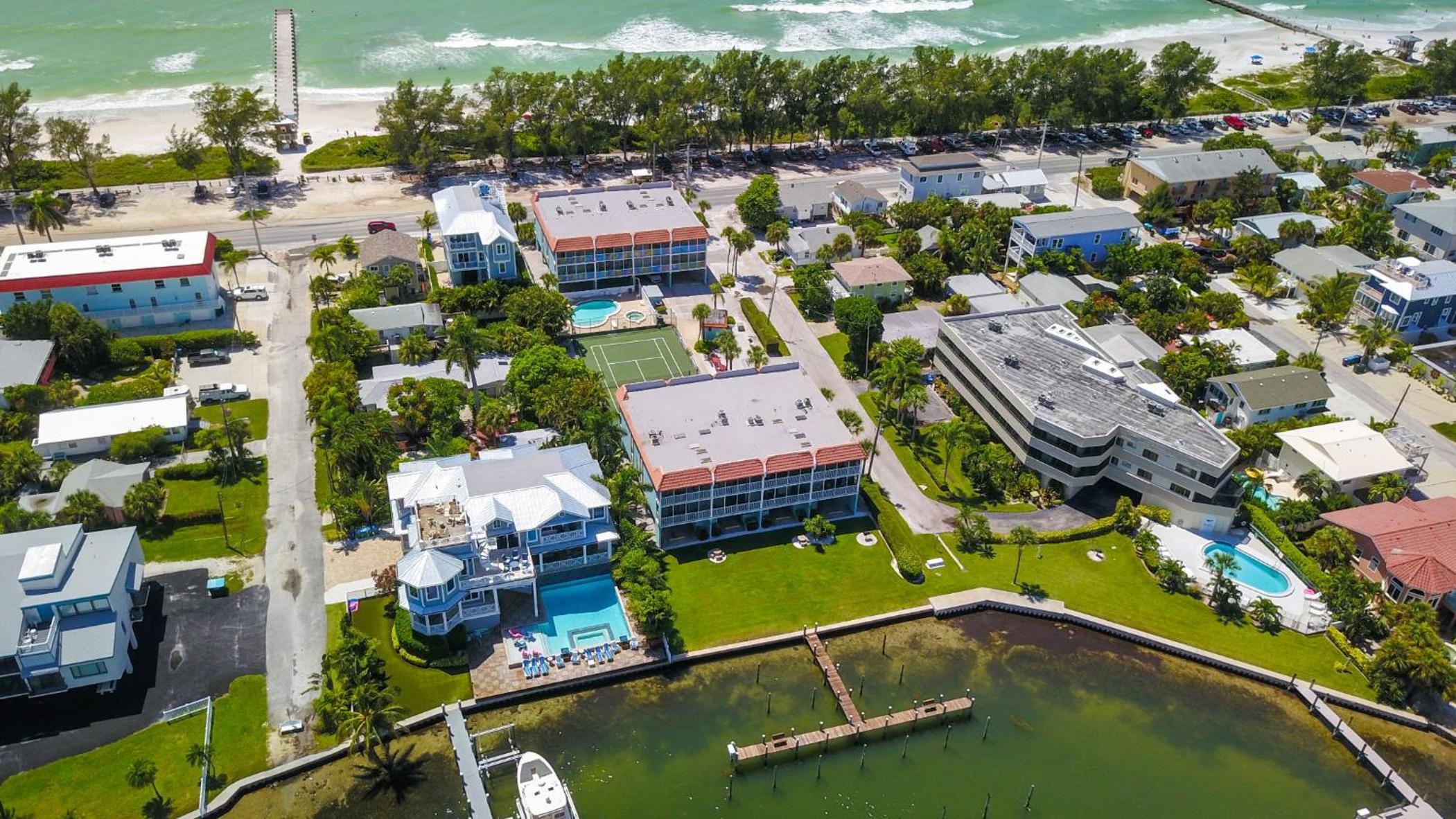 Perfect Beach Getaway with Bay Views & Boat Dock & Trailer Parking view 3