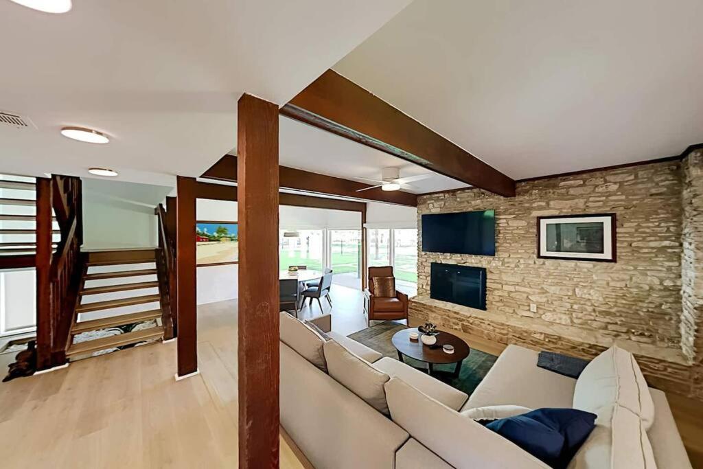 Beautiful Mid-Century Modern Lakehouse - Property Image 1