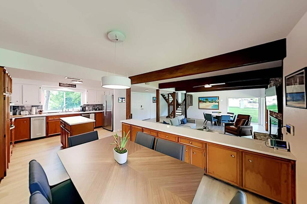 Beautiful Mid-Century Modern Lakehouse - Property Image 3