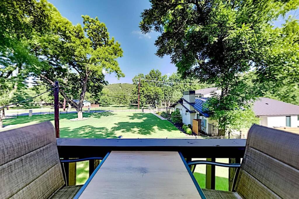 Beautiful Mid-Century Modern Lakehouse - Property Image 5