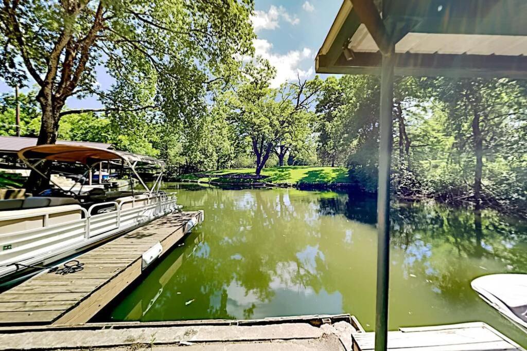 Beautiful Mid-Century Modern Lakehouse - Property Image 9