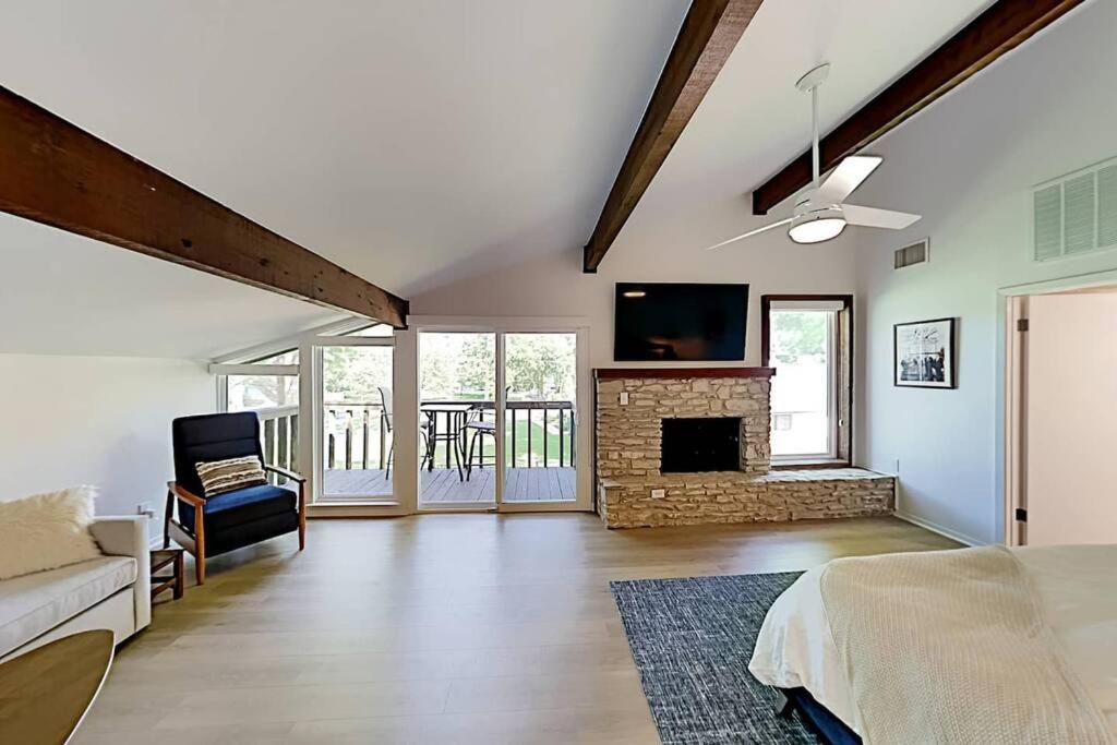 Beautiful Mid-Century Modern Lakehouse - Property Image 11