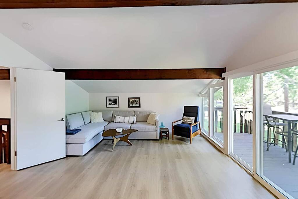 Beautiful Mid-Century Modern Lakehouse - Property Image 13