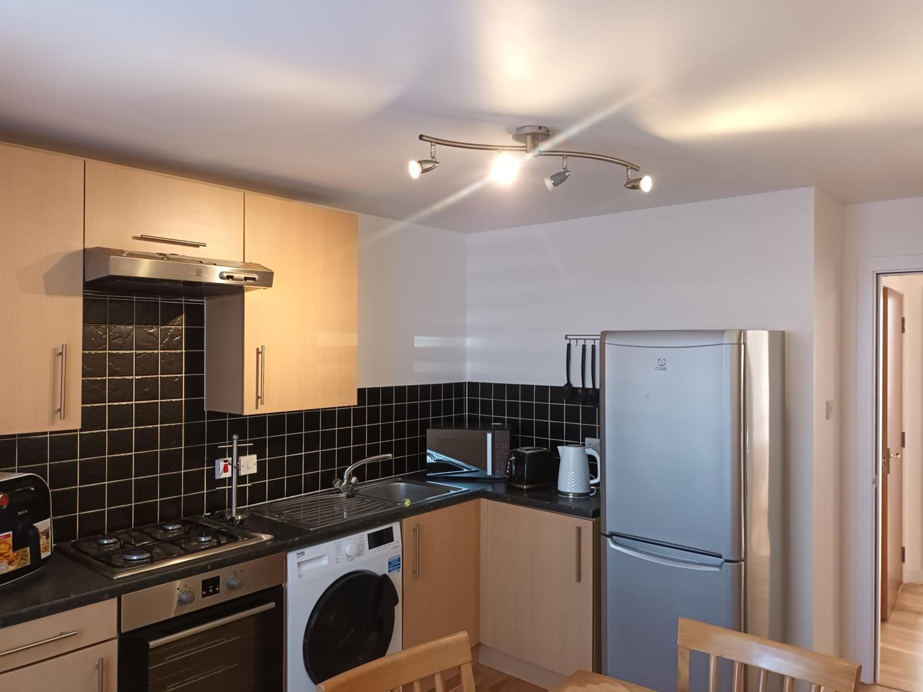 Spacious Elegant 2-BR Apartment in Aberdeen City Centre view 3