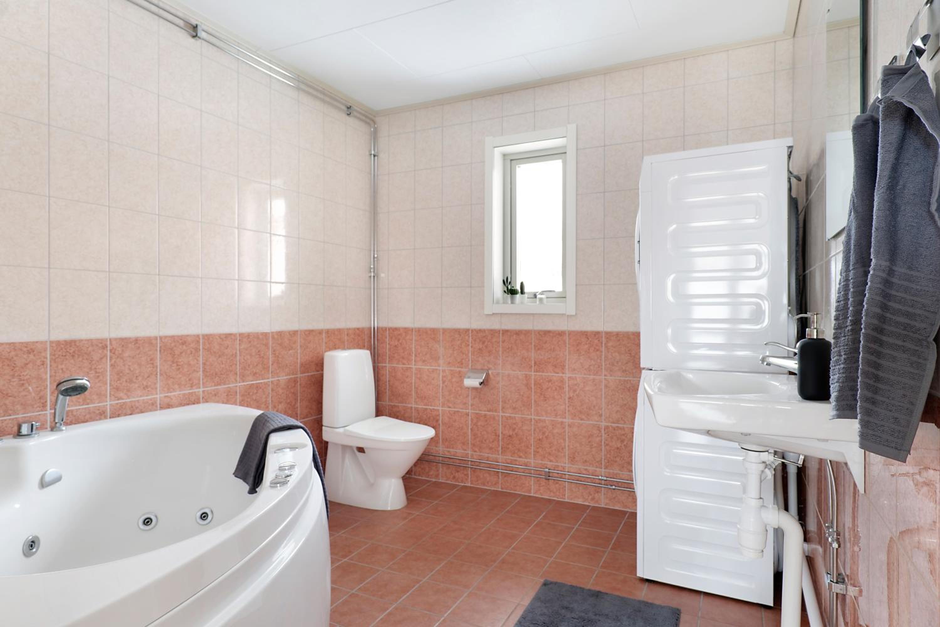 Guestly Homes - 1BR Cozy Apartment view 3
