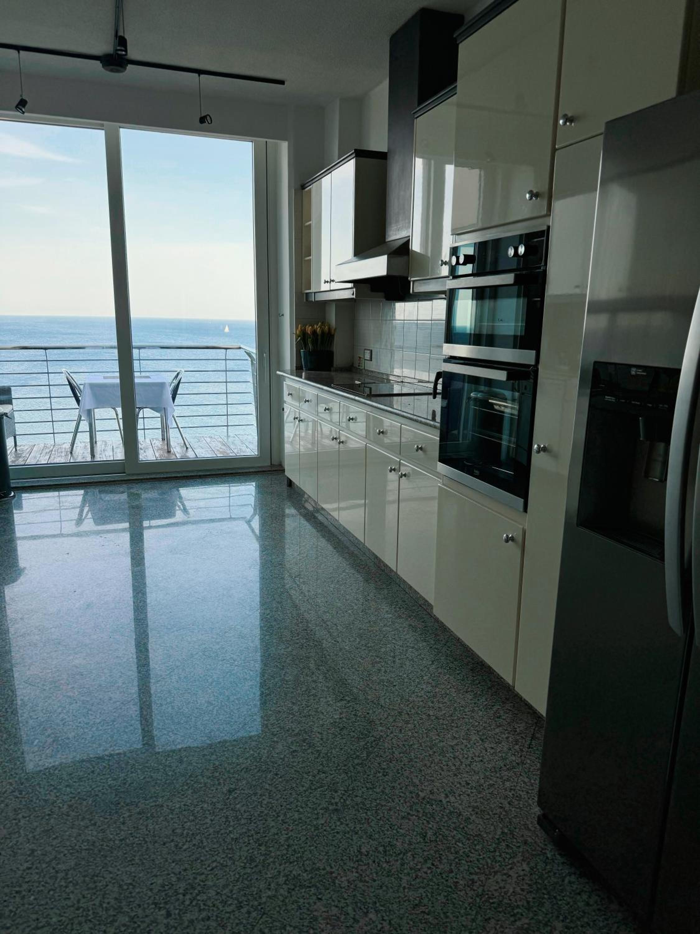 Seaview Tower Apartment photo 5