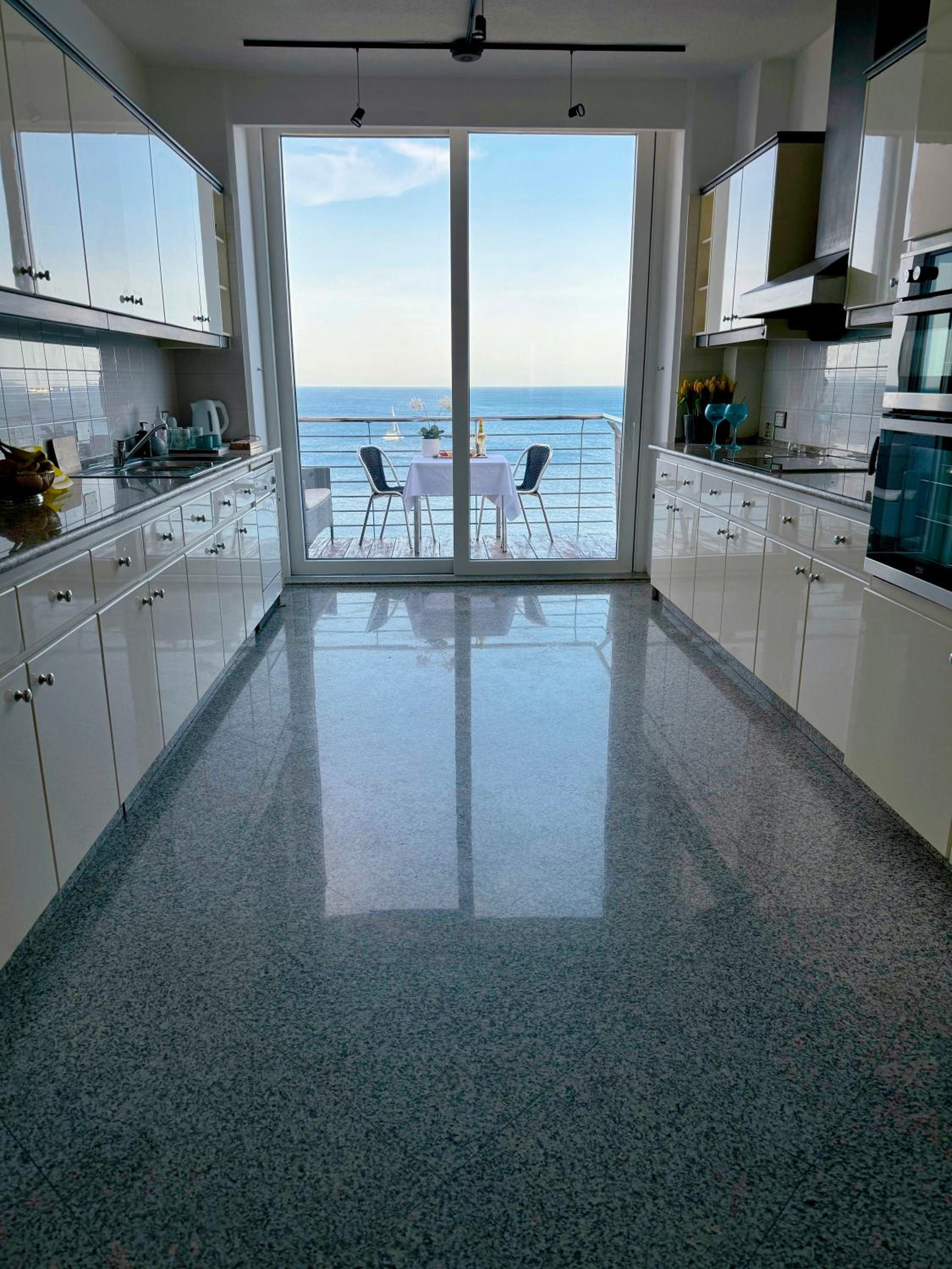 Seaview Tower Apartment photo 4