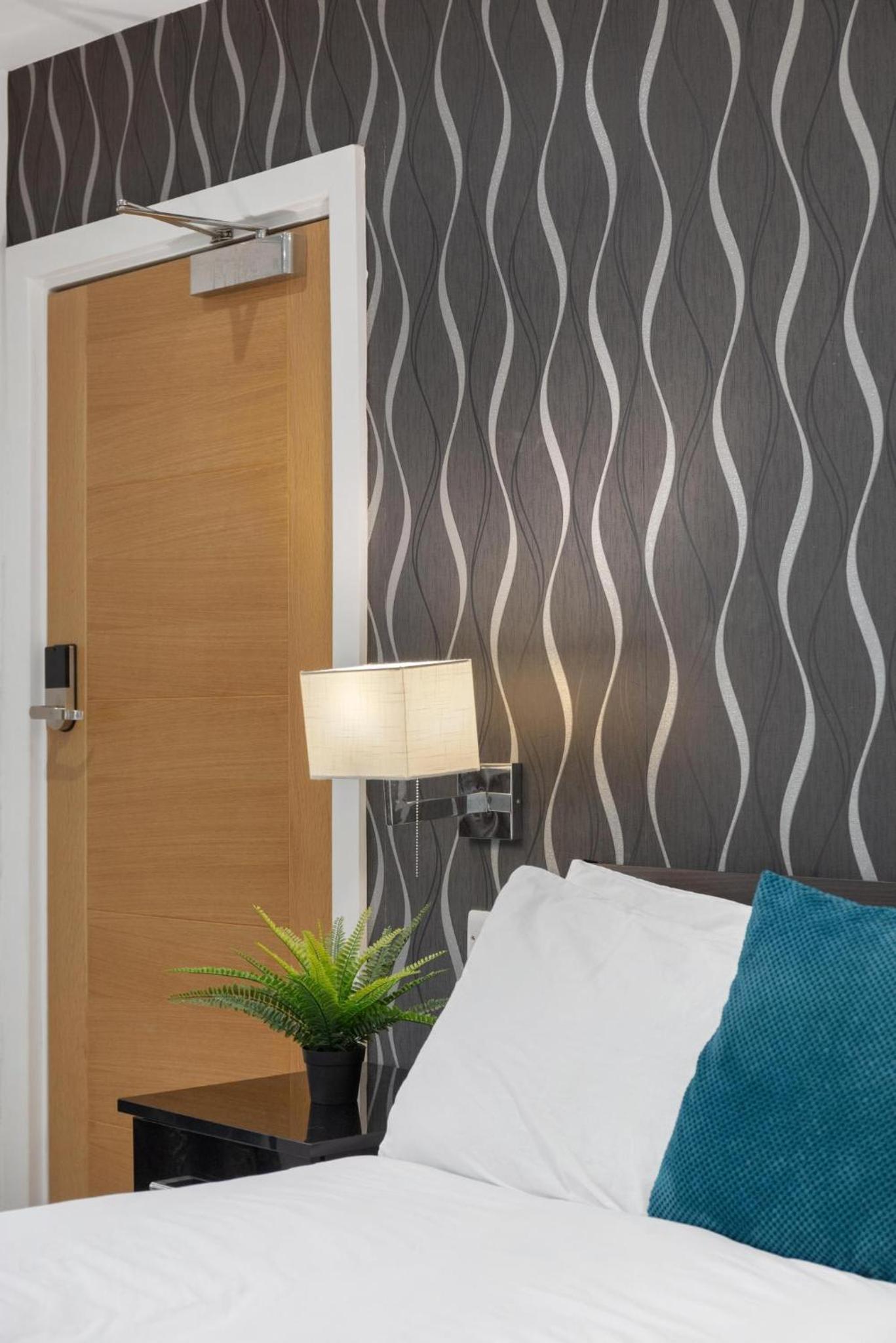 Modern city centre studio apartment! view 3