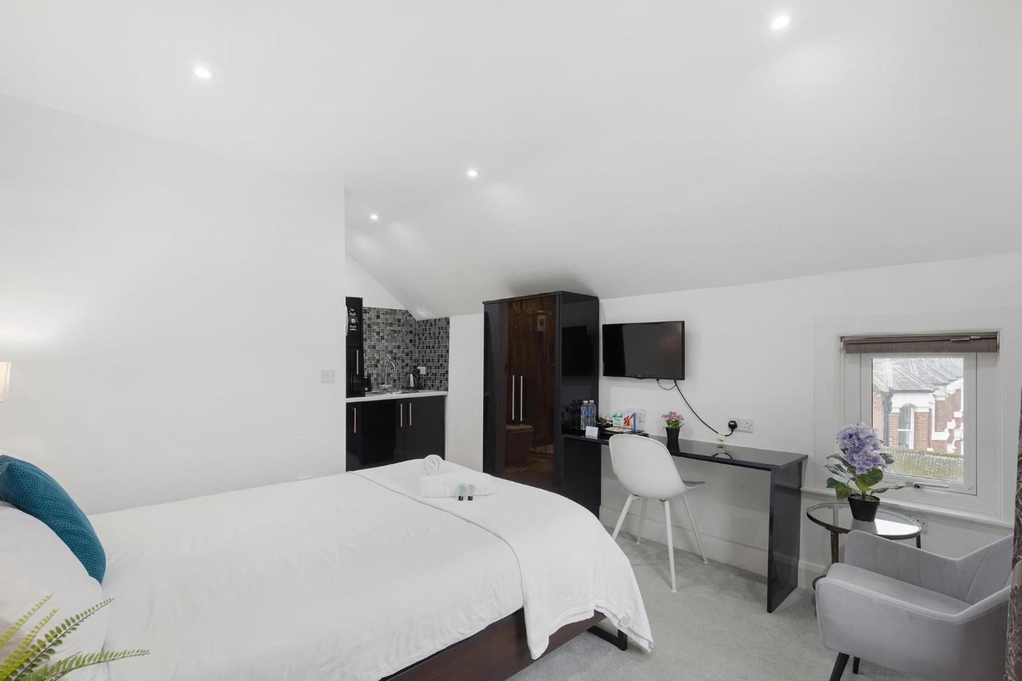 Modern city centre studio apartment! view 4