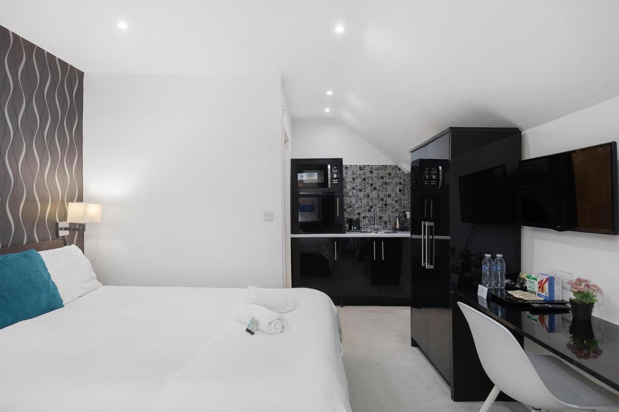 Modern city centre studio apartment! view 5