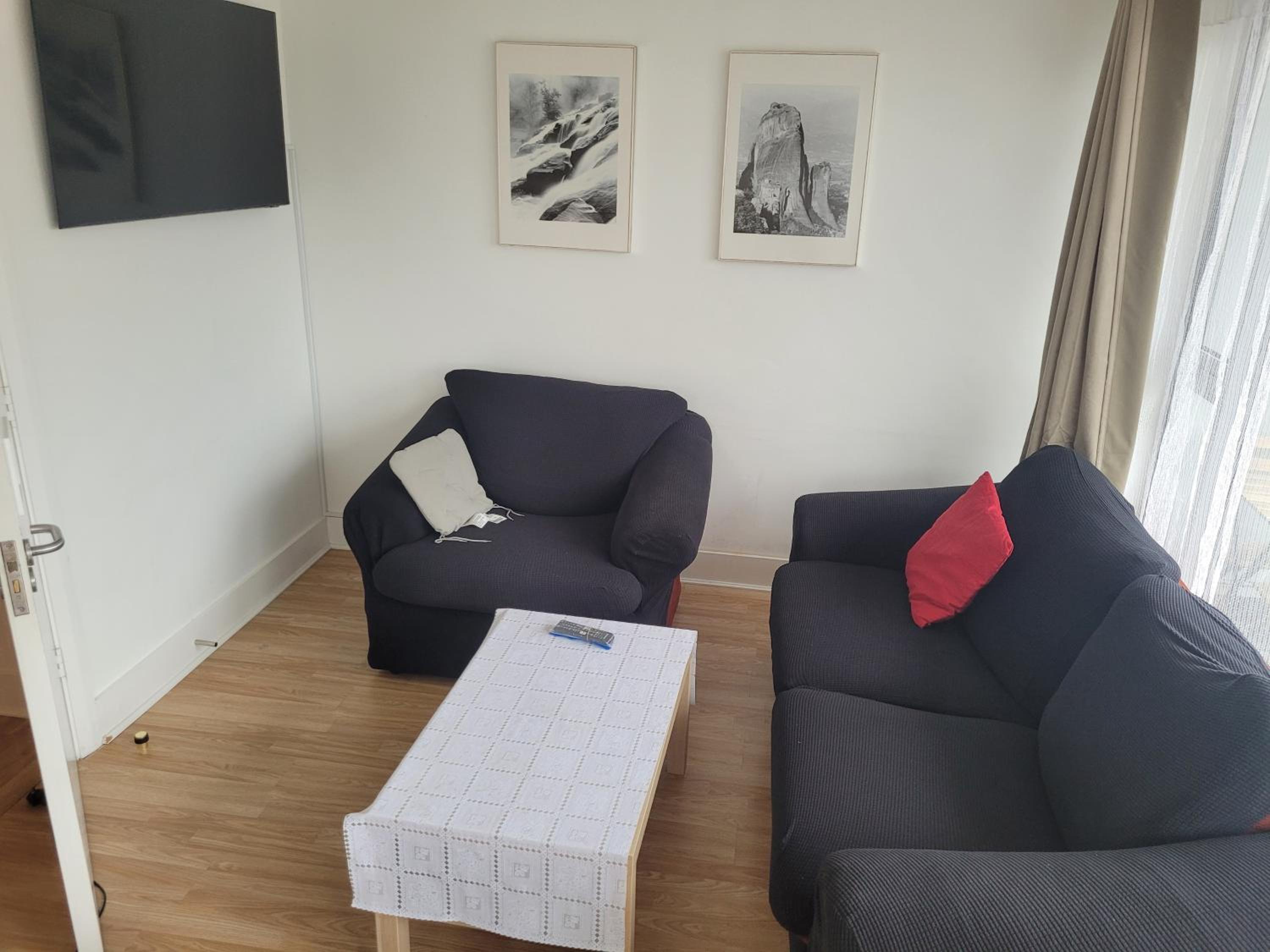 2 double bedrooms apartment near airport & town