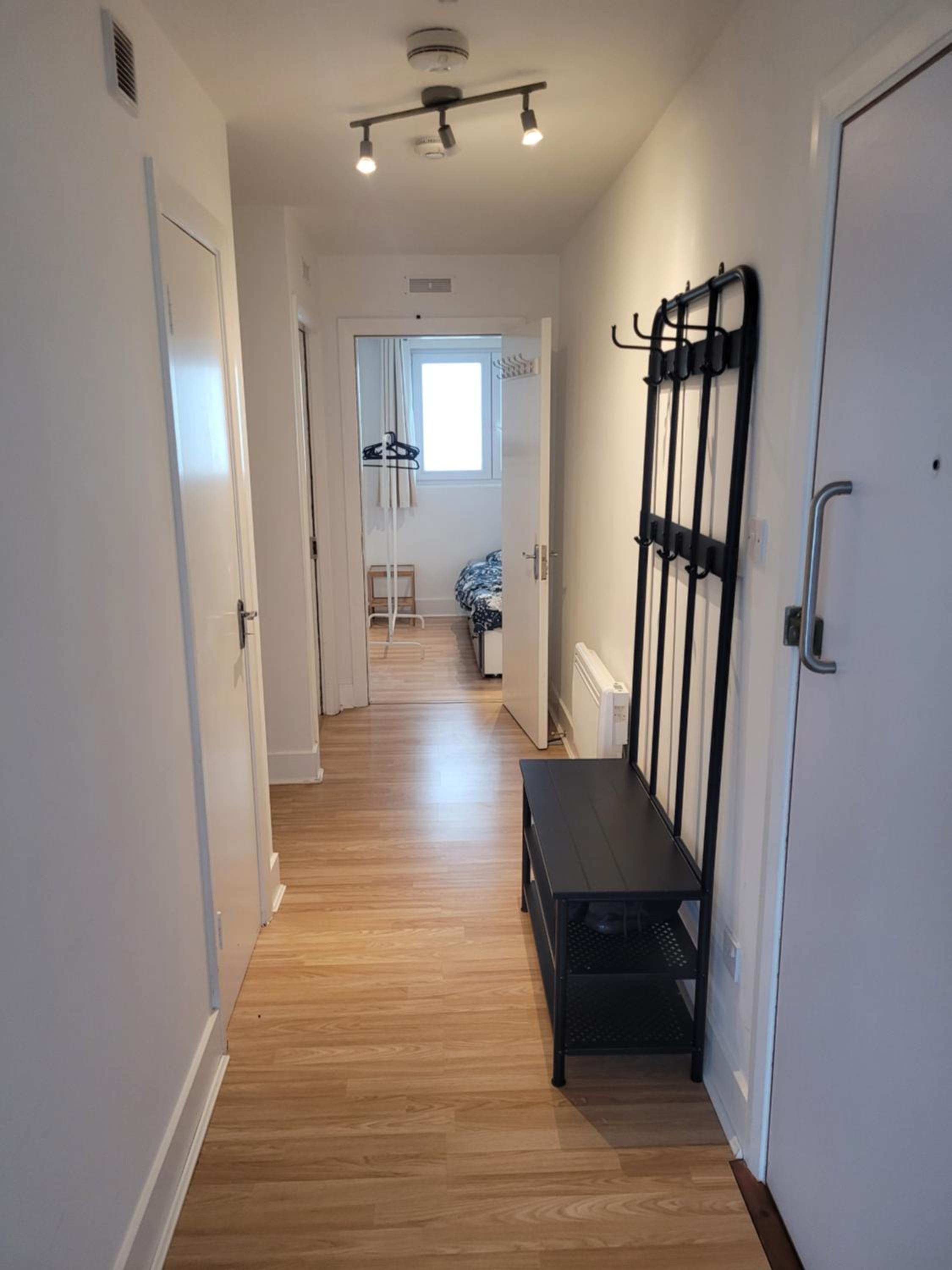 2 double bedrooms apartment near airport & town