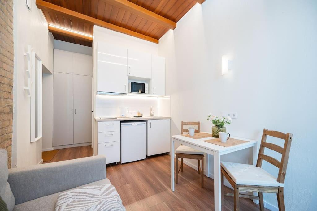 Warm studio in the heart of city view 3