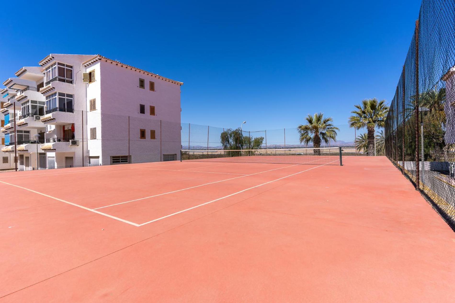 rentafive Piscina Parking Pista de tenis