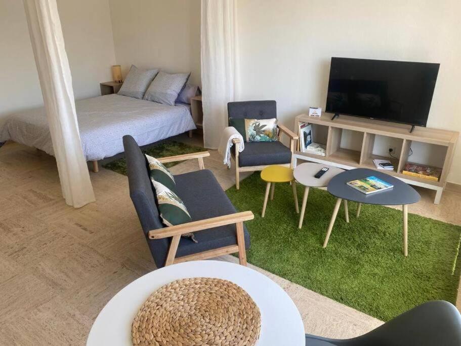 Studio in the heart of city center view 3