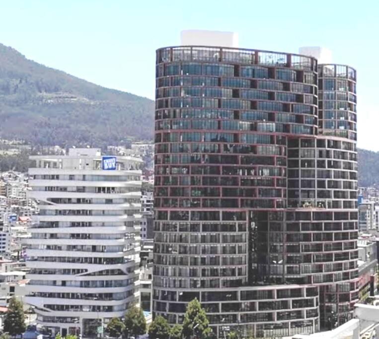 704 Suite frente La Carolina CC El Jardín Quito view 4