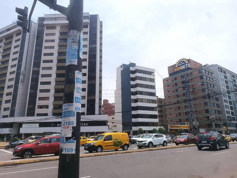 704 Suite frente La Carolina CC El Jardín Quito view 5