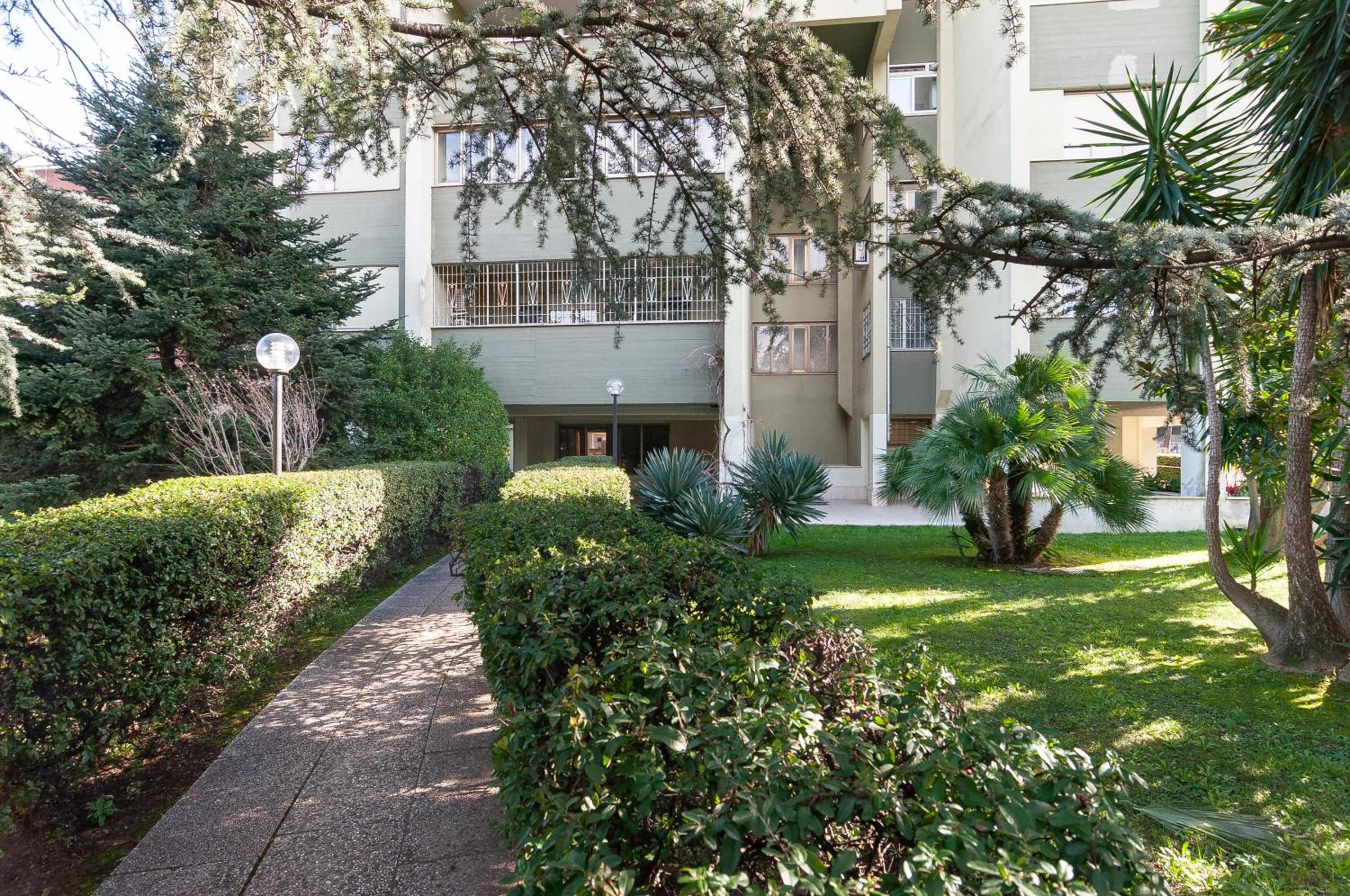 Elegant comfy three-rooms apartment in Eur with parking
