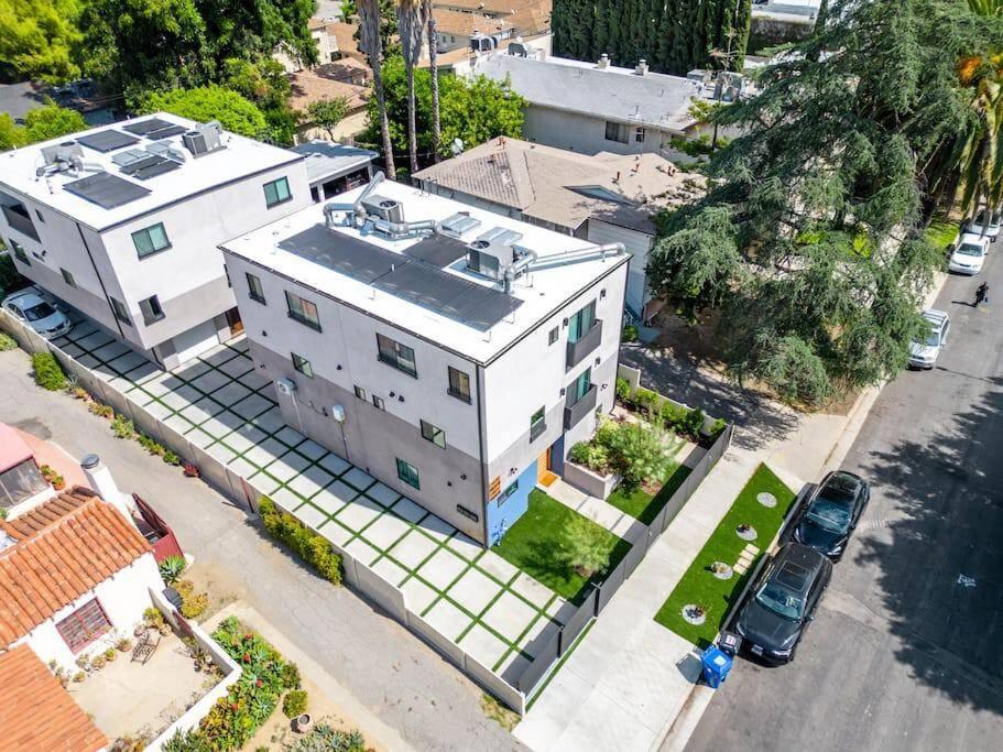 Luxurious Townhome W/3 Master Suites gated Parking