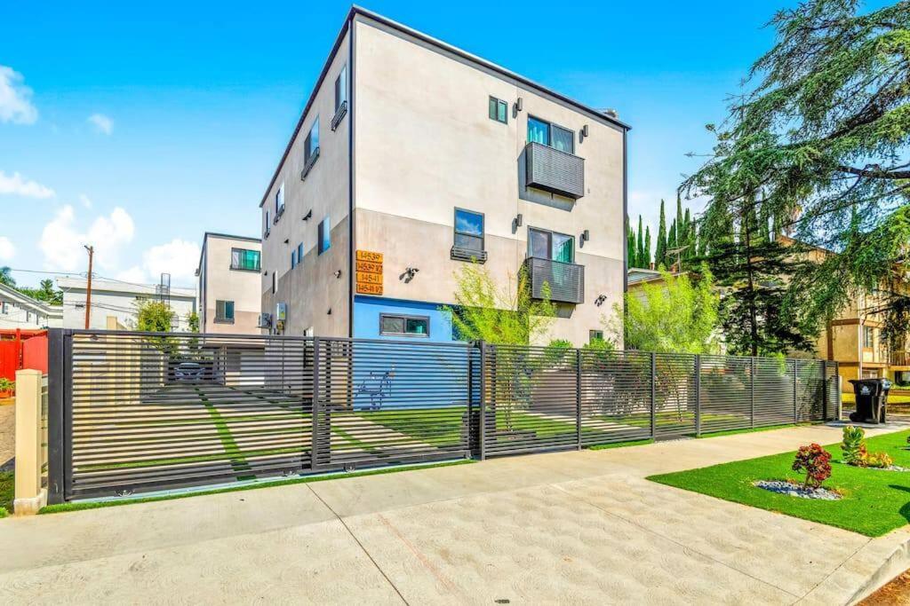Luxurious Townhome W/3 Master Suites gated Parking