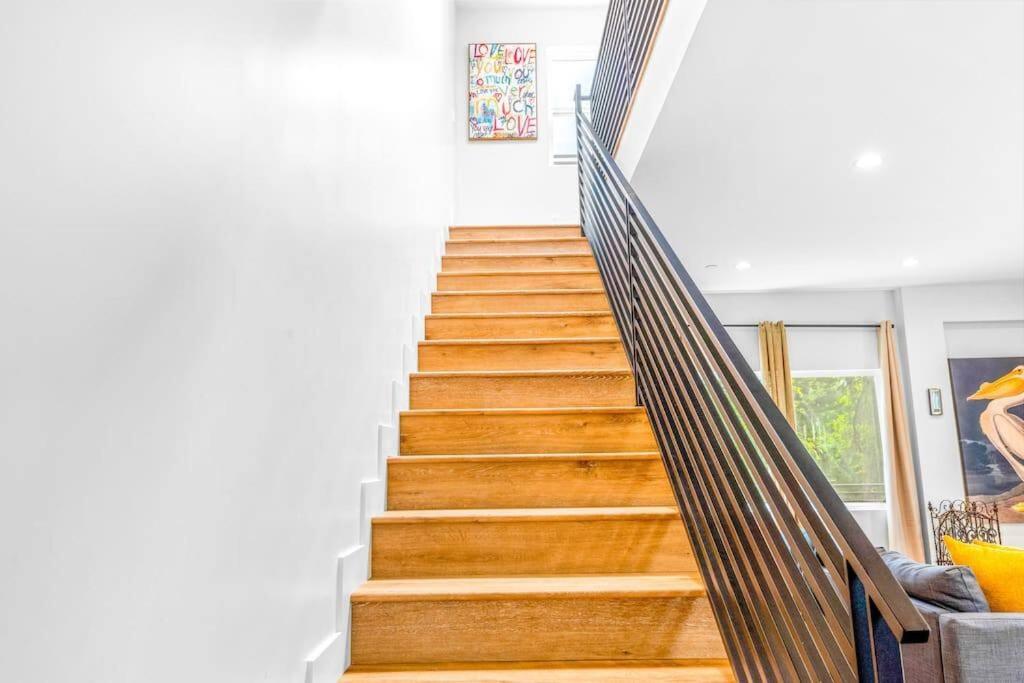 Luxurious Townhome W/3 Master Suites gated Parking