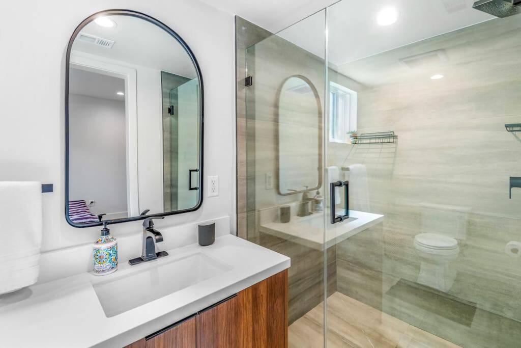 Luxurious Townhome W/3 Master Suites gated Parking