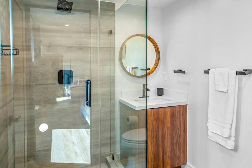 Luxurious Townhome W/3 Master Suites gated Parking