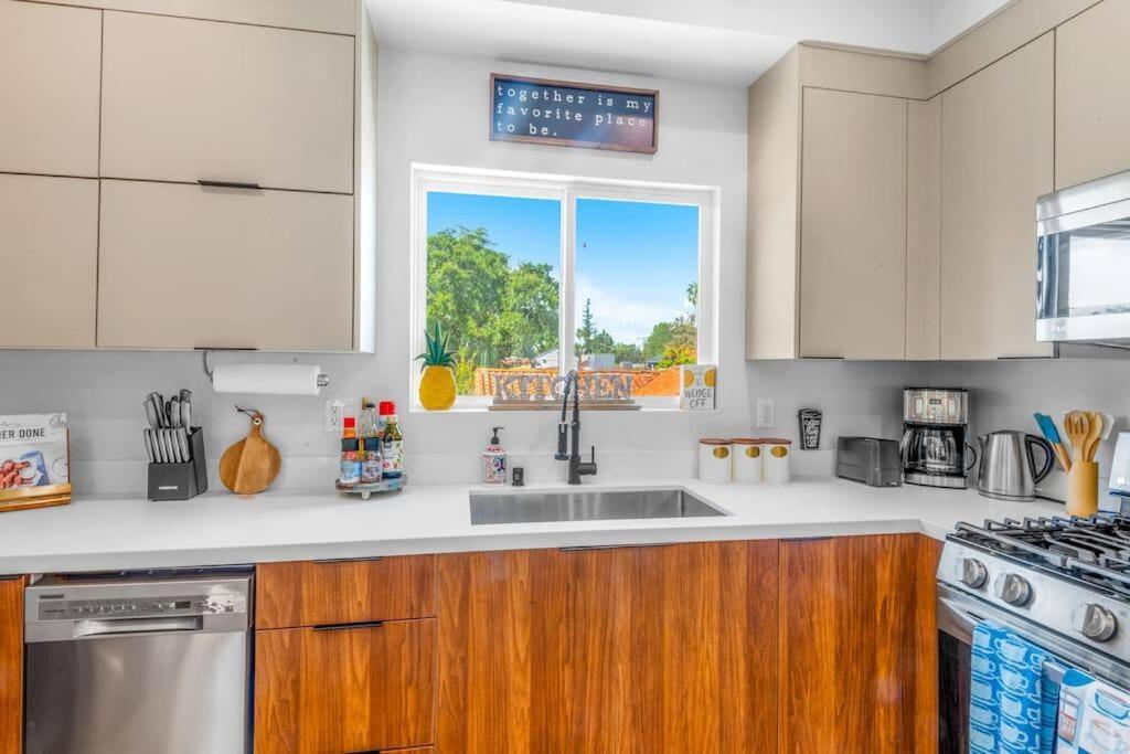 Luxurious Townhome W/3 Master Suites gated Parking