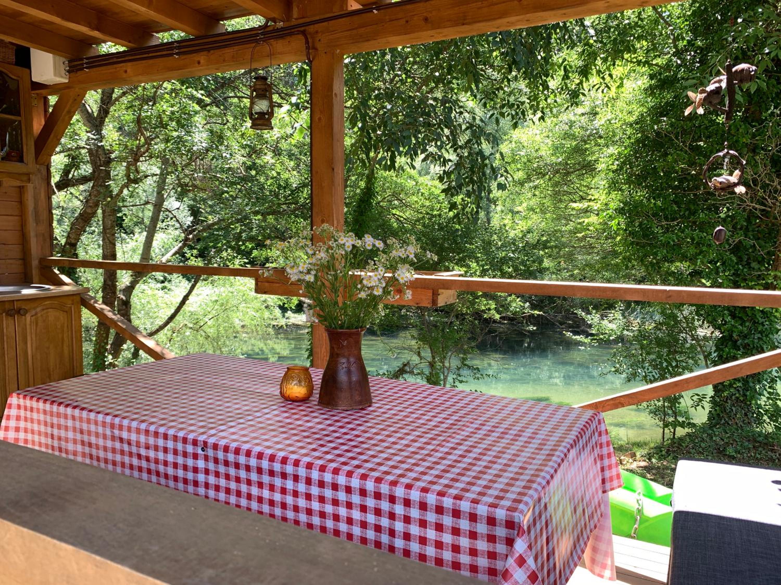 Delightful Treehouse w private beach