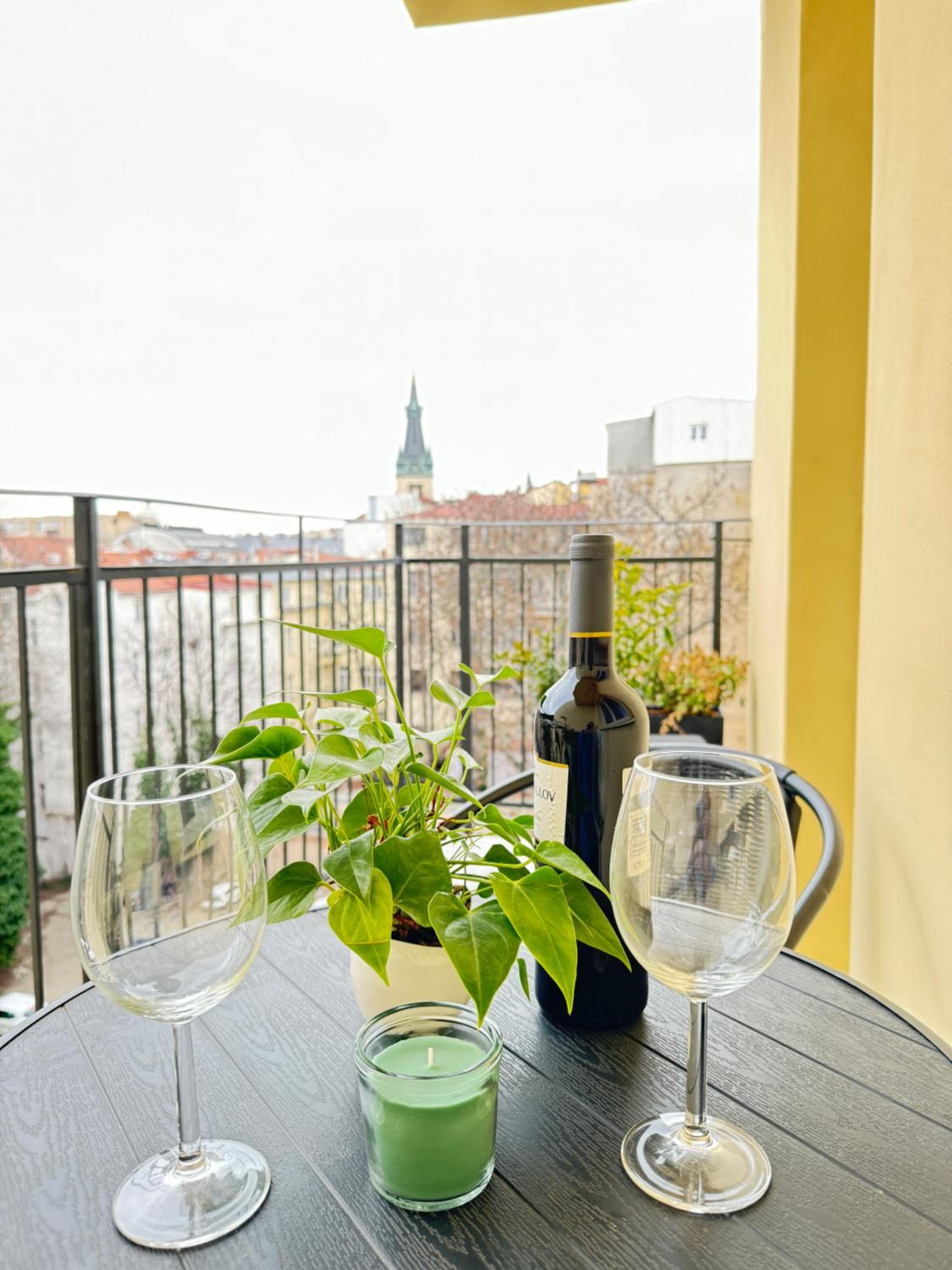 New modern-style apartment with balcony in the Prague 2