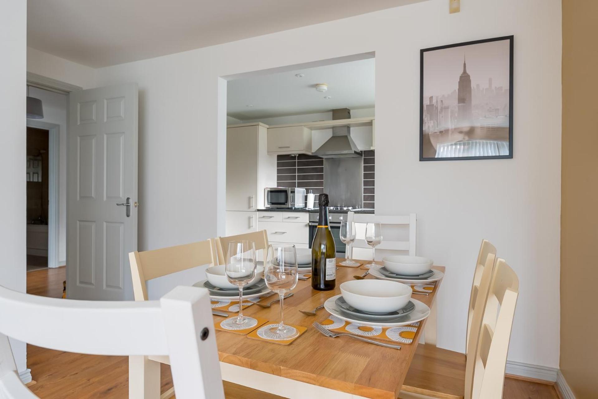 Modern 1 Bedroom Apt 4 near City Centre Parking view 5
