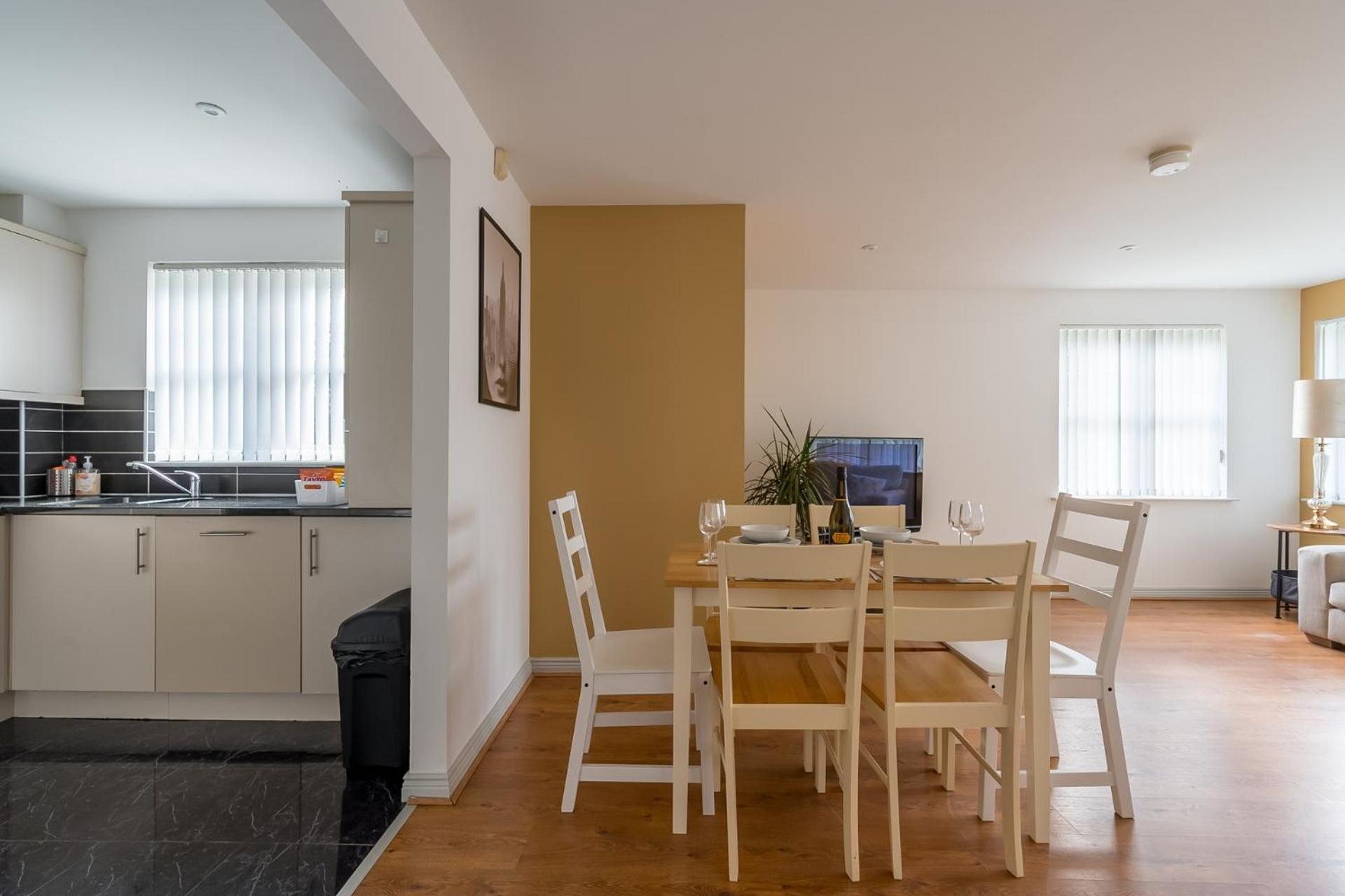 Modern 1 Bedroom Apt 4 near City Centre Parking view 2