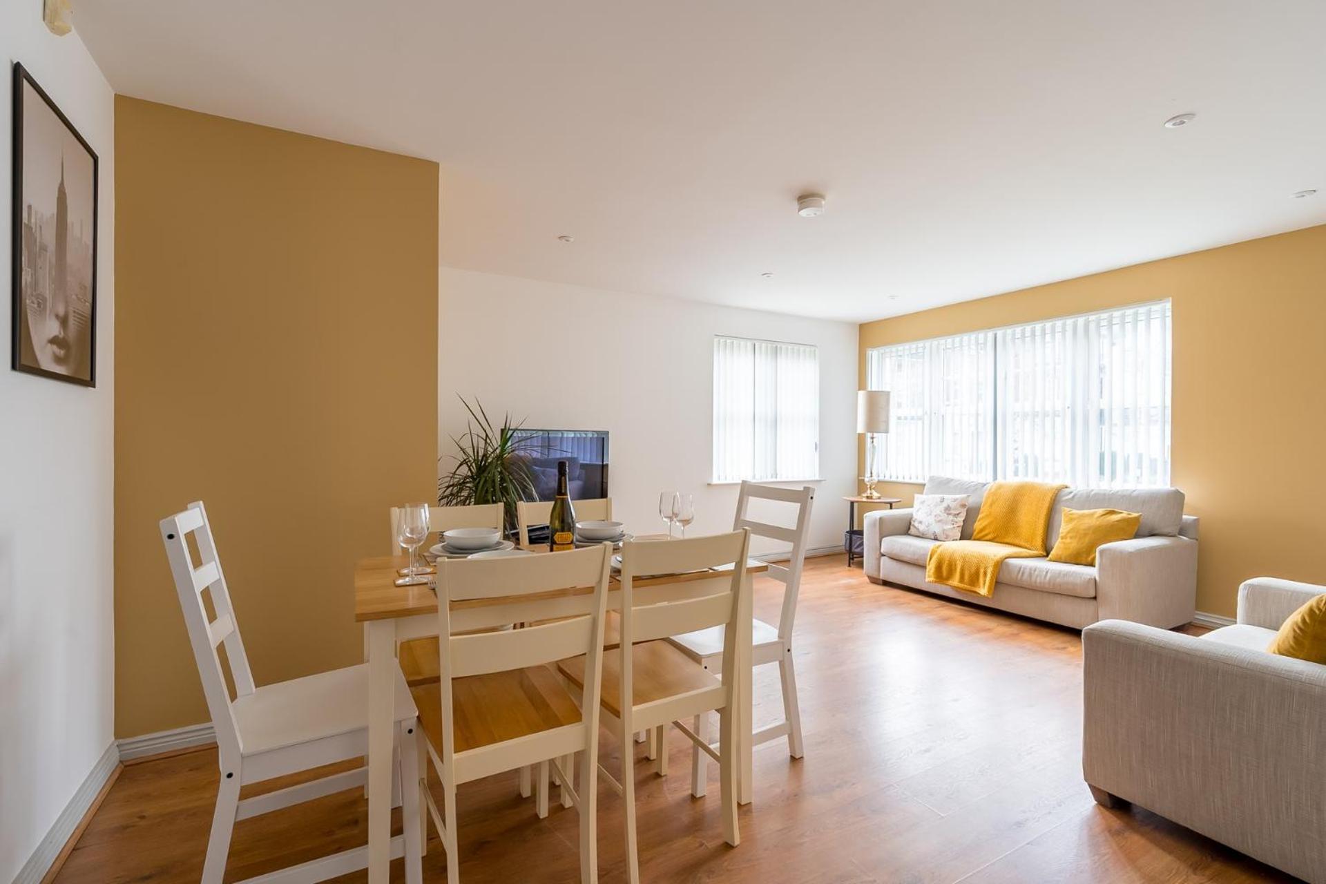Modern 1 Bedroom Apt 4 near City Centre Parking view 3