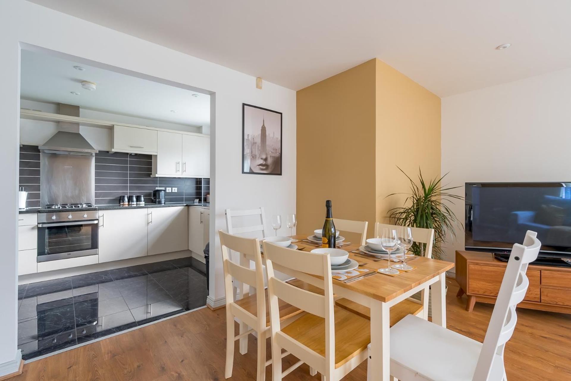 Modern 1 Bedroom Apt 4 near City Centre Parking view 4