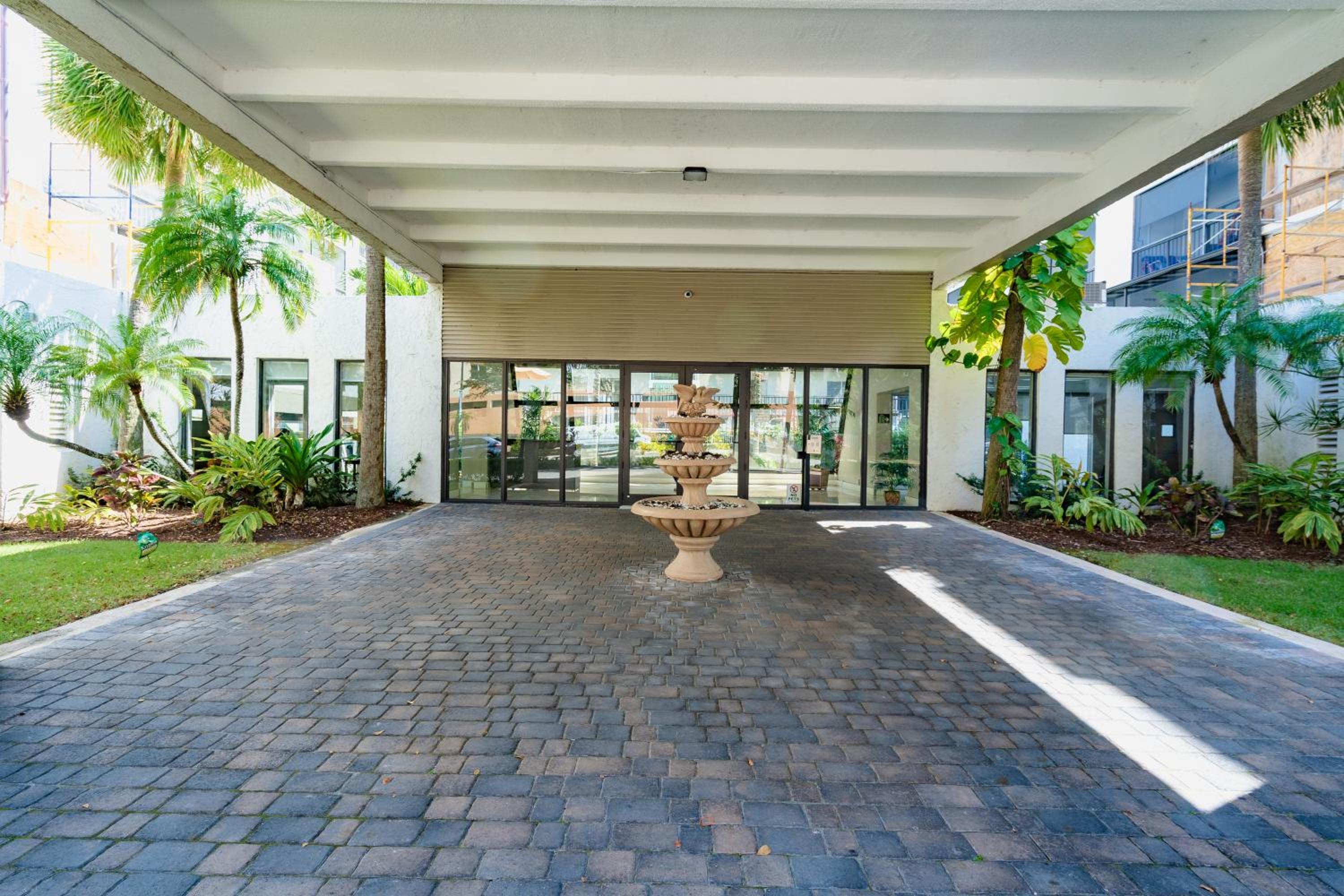 Le Cartier Apartments Sunny Isles view 2