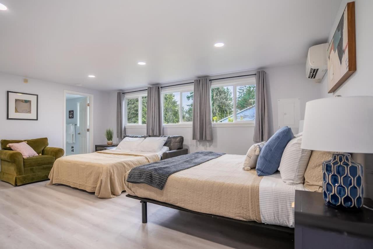 Burien's Top Unit with Spa-Inspired Bathroom view 5