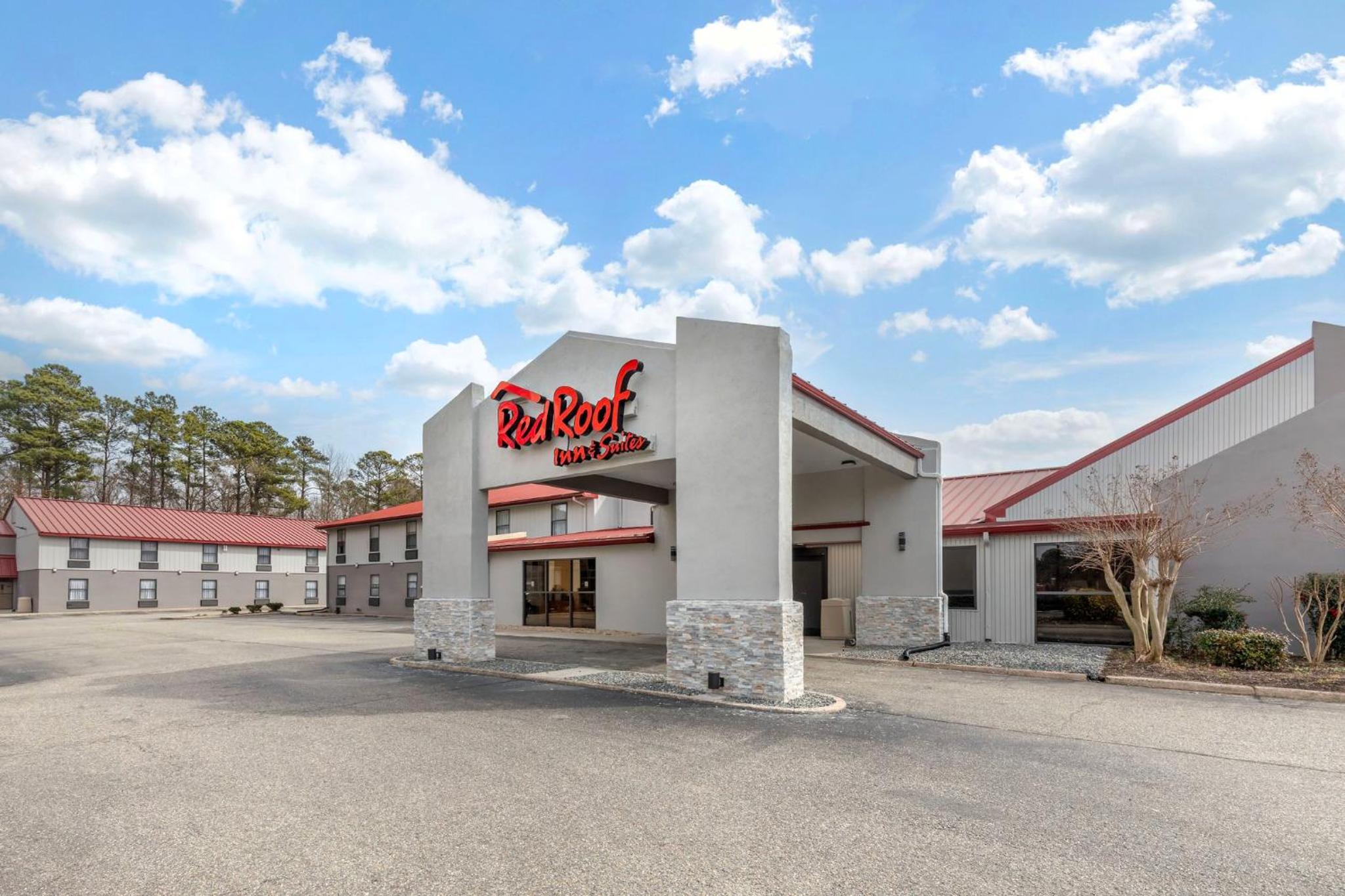 Hotel Red Roof Inn & Suites Newport News - Image 1