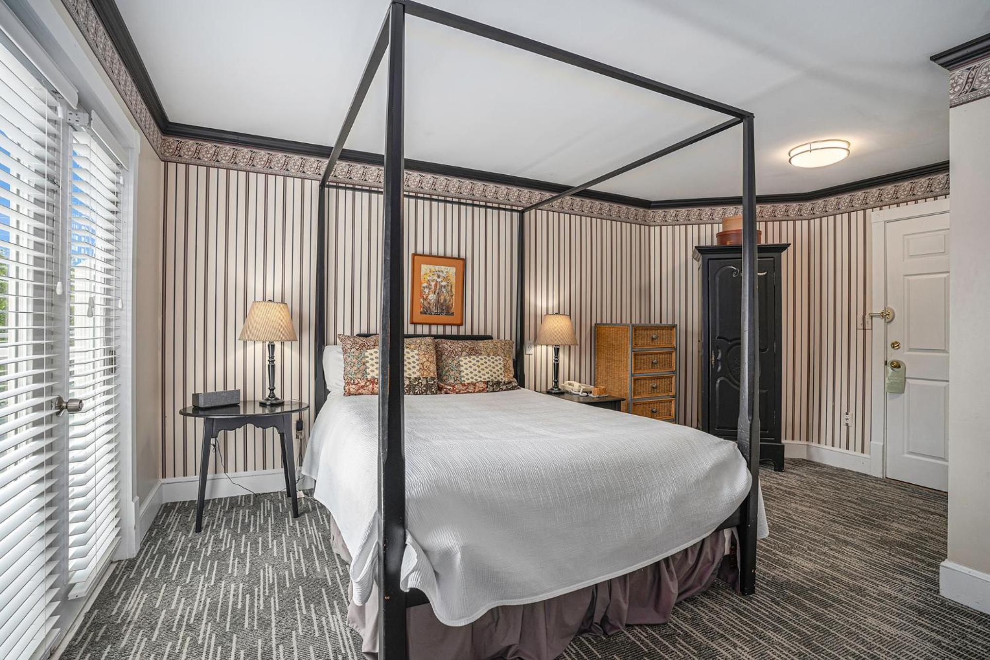 Harbor House Inn