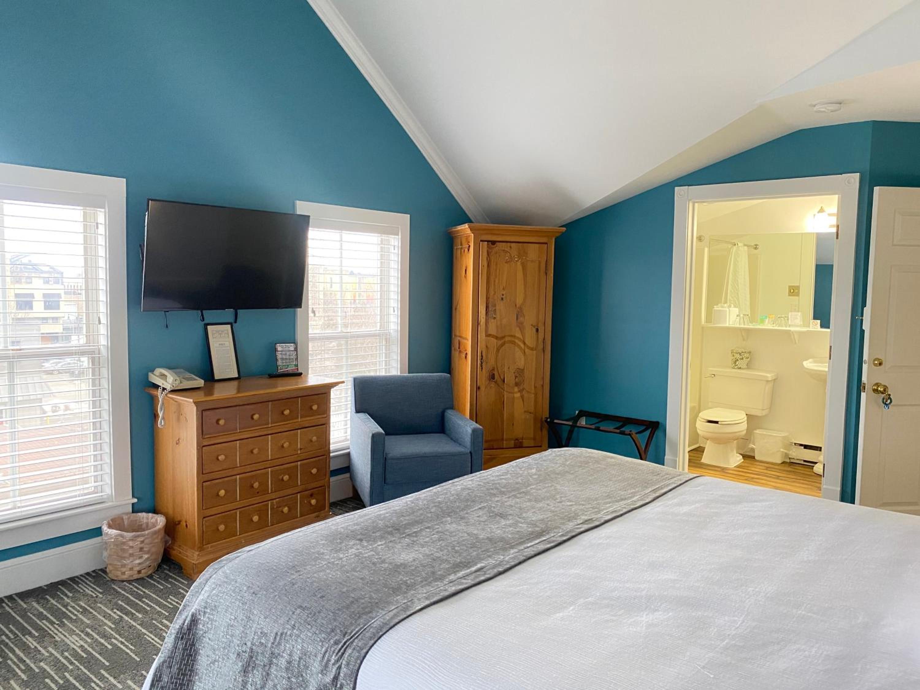 Harbor House Inn