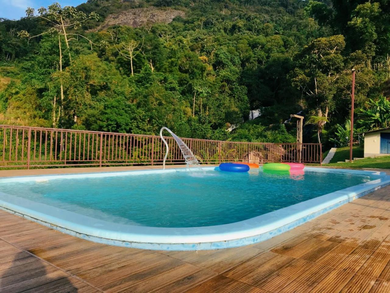 Casa na Serra com Cachoeira e Piscina