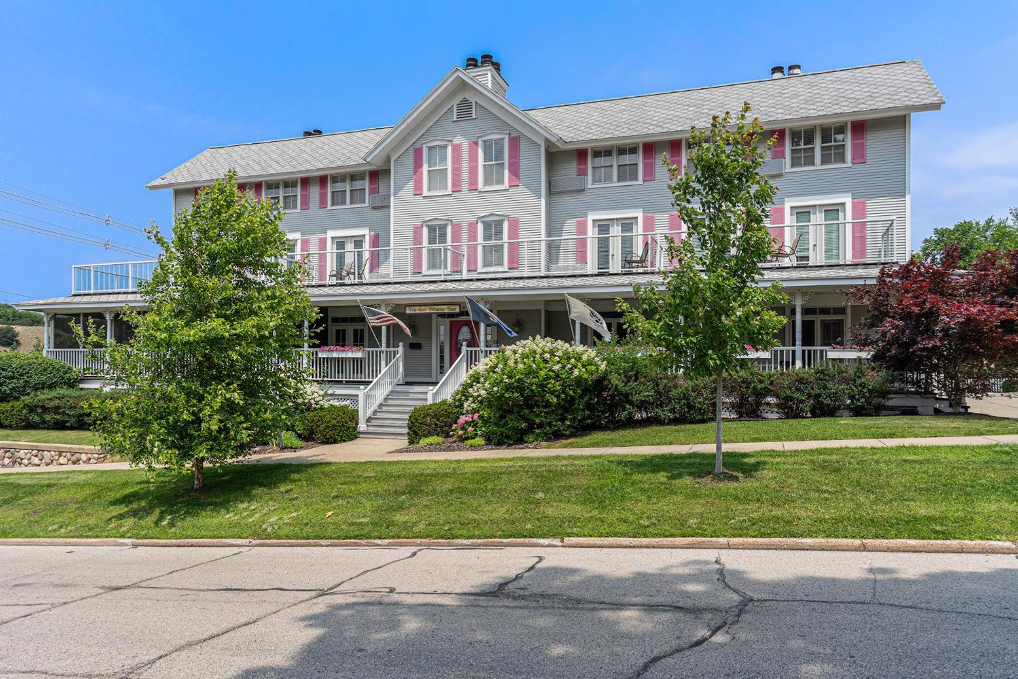 Harbor House Inn