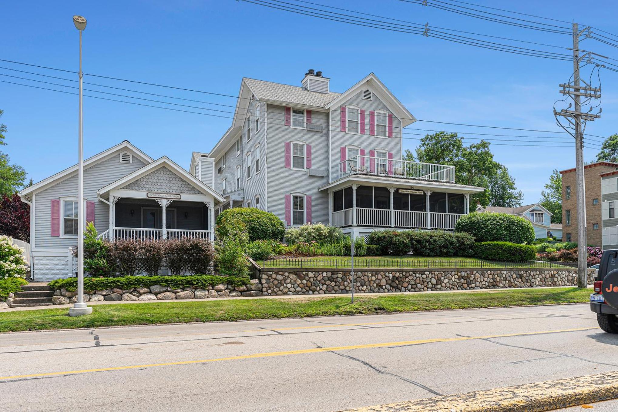 Harbor House Inn