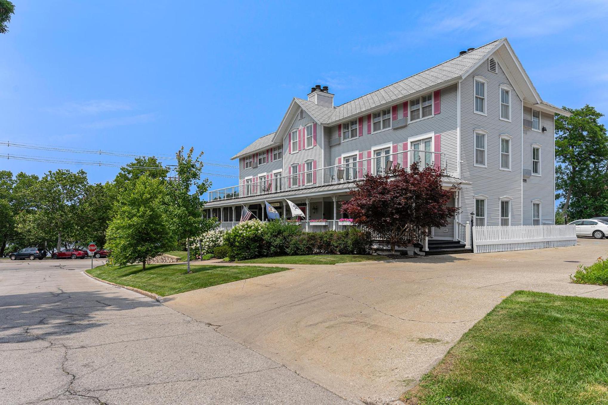 Harbor House Inn