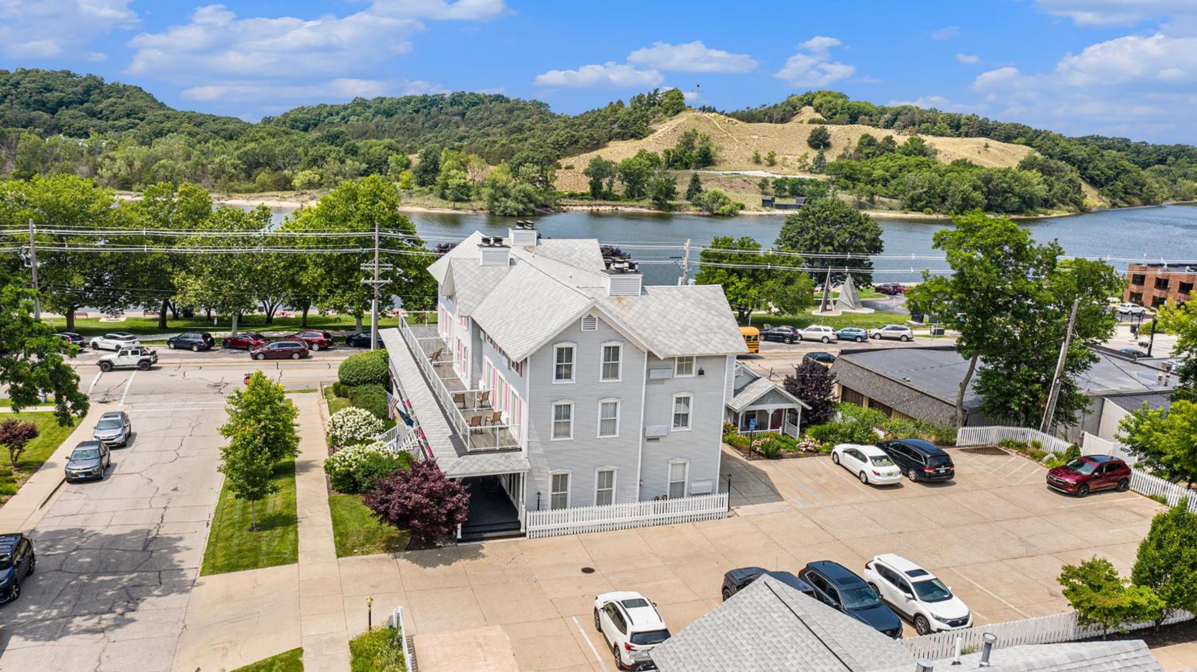 Harbor House Inn